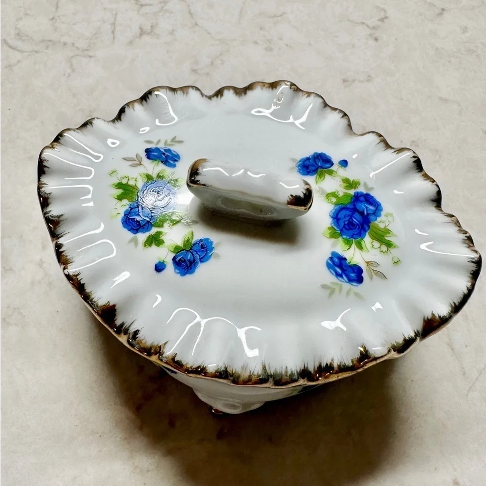 DIAMOND FINE CHINA, TRINKET BOX. MADE OF PORCELAIN WITH A LUSTERWARE FINISH.
